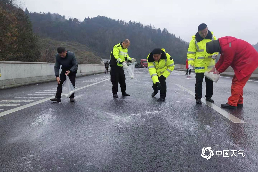 贵州低温雨雪天气致道路结冰 警民除冰保交通