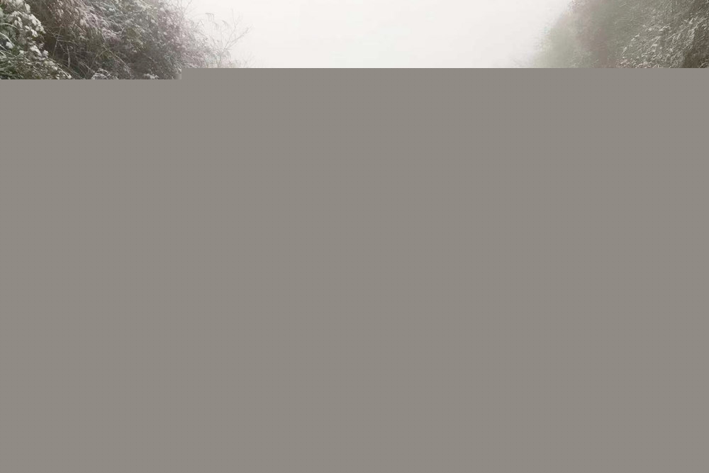 贵州低温雨雪天气致道路结冰 警民除冰保交通
