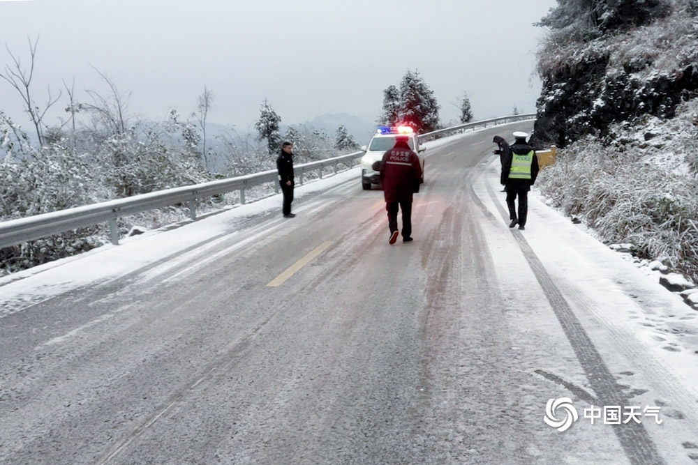 贵州低温雨雪天气致道路结冰 警民除冰保交通