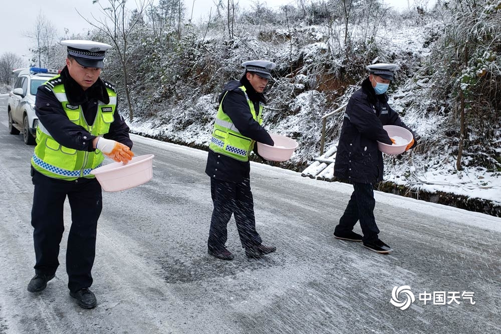 贵州低温雨雪天气致道路结冰 警民除冰保交通