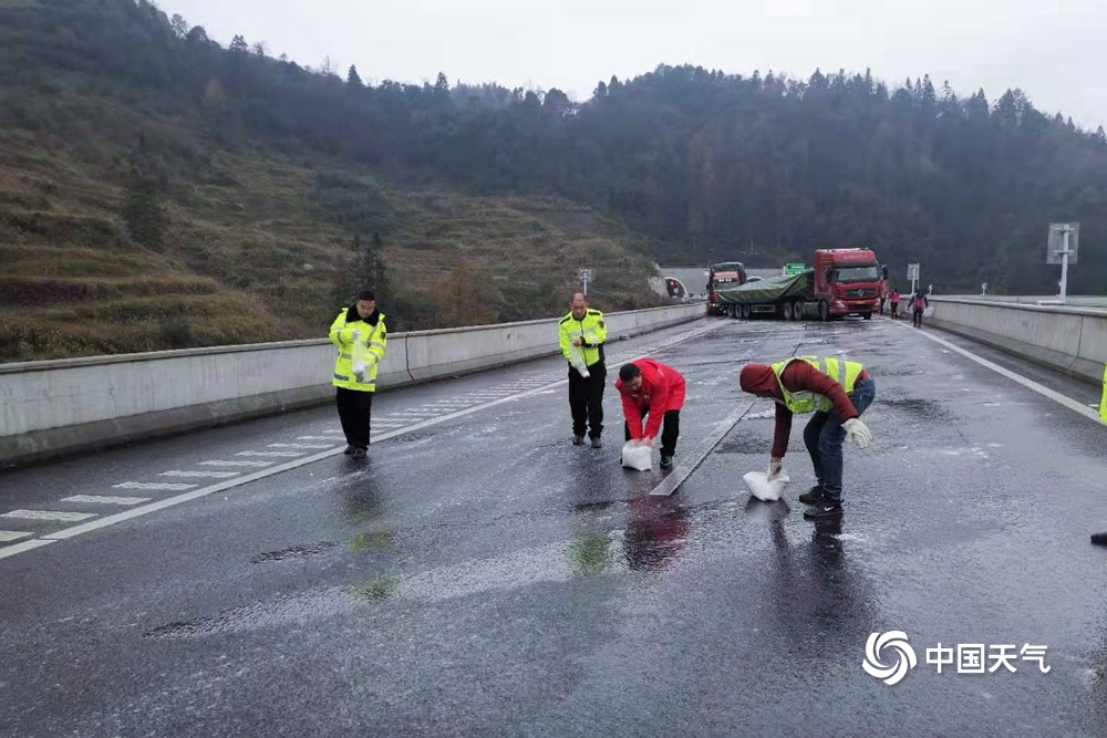 贵州低温雨雪天气致道路结冰 警民除冰保交通