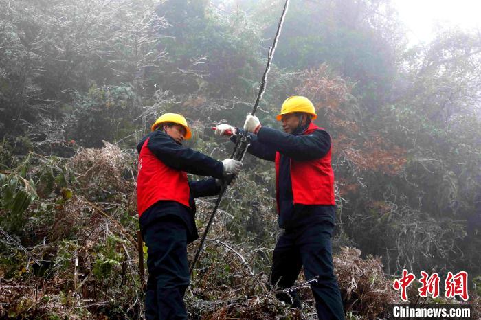 福建三明出现寒潮低温天气 交通出行和电网运行受影响