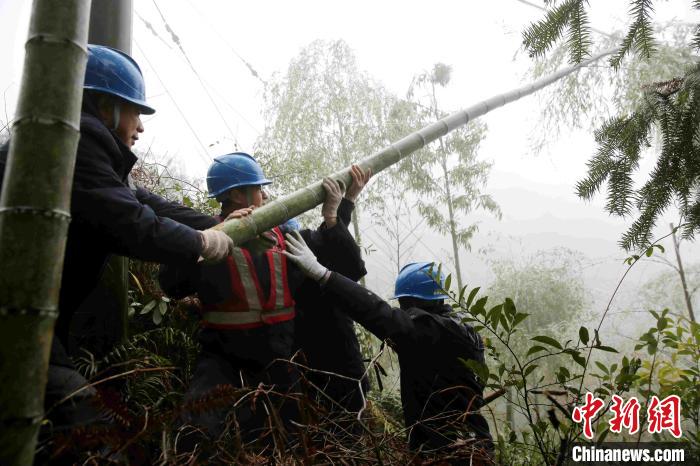 福建三明出现寒潮低温天气 交通出行和电网运行受影响