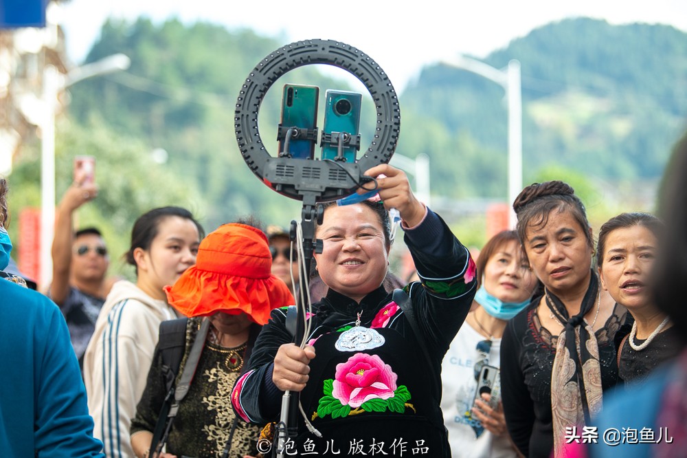 贵州发现中国最大苗寨，一个山头挤了1000多户吊脚楼，太美了