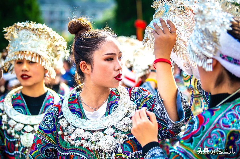 贵州发现中国最大苗寨，一个山头挤了1000多户吊脚楼，太美了