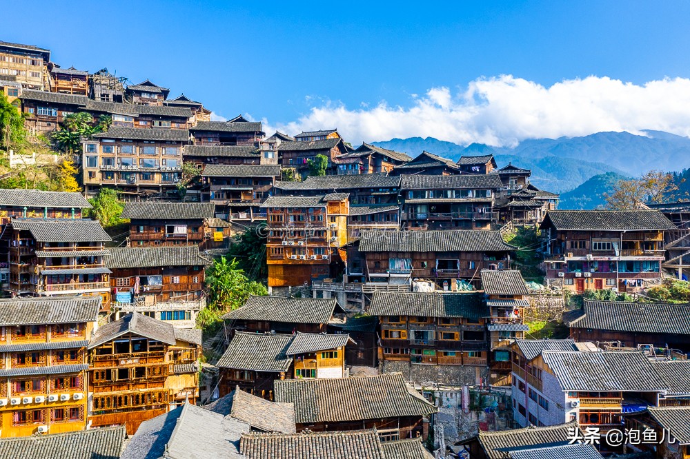 贵州发现中国最大苗寨，一个山头挤了1000多户吊脚楼，太美了
