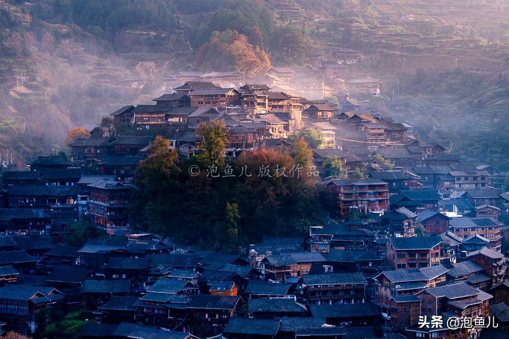 贵州发现中国最大苗寨，一个山头挤了1000多户吊脚楼，太美了