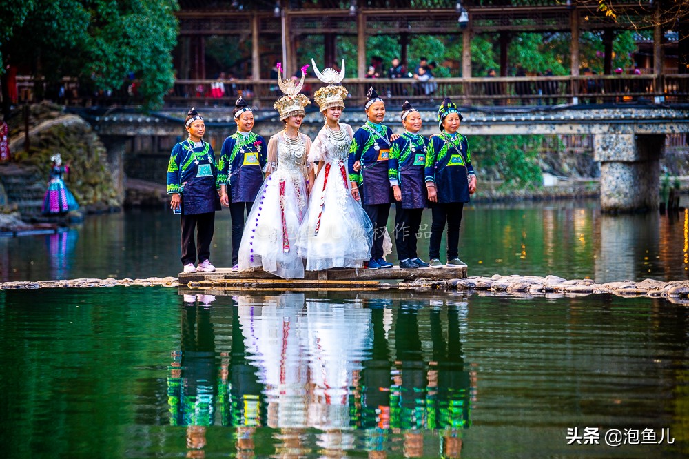 贵州发现中国最大苗寨，一个山头挤了1000多户吊脚楼，太美了