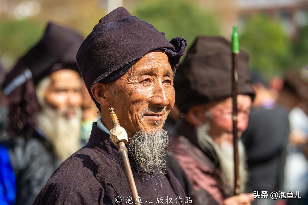 贵州发现中国最大苗寨，一个山头挤了1000多户吊脚楼，太美了