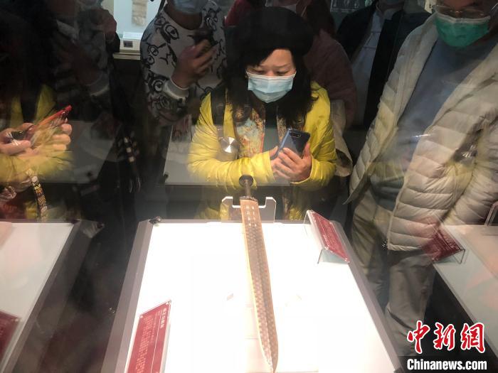 湖北省博物馆展出的越王勾践剑引起民众围观 梁婷 摄