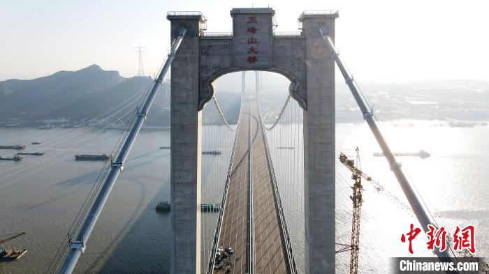 世界上首座运行荷载量最大的高速公铁两用悬索桥--五峰山长江大桥。　孟德龙 摄