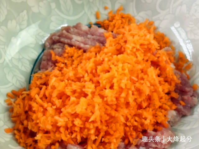 豆角新做法：不炒不蒸不油炸，鲜香软嫩，老人孩子都抢着吃