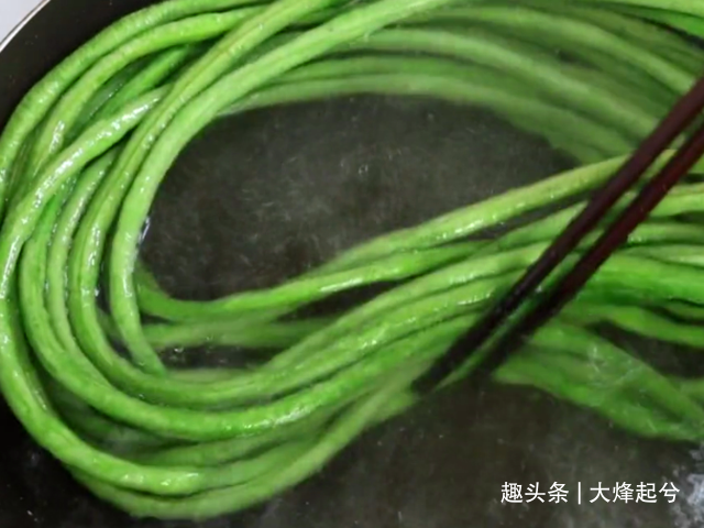 豆角新做法：不炒不蒸不油炸，鲜香软嫩，老人孩子都抢着吃
