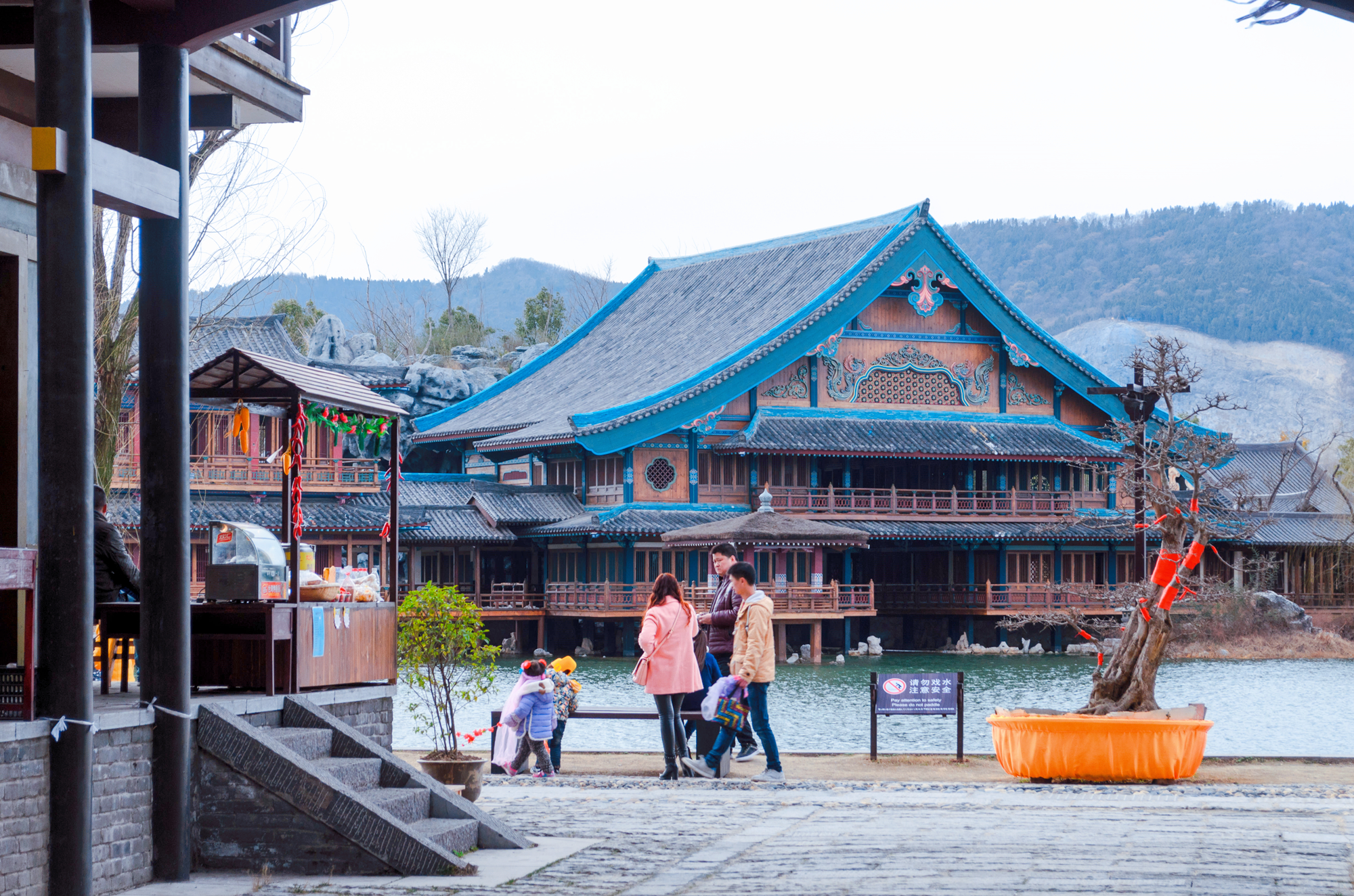 陕西被荒废30年的影视城,村民常告诫游客,不要随便进屋