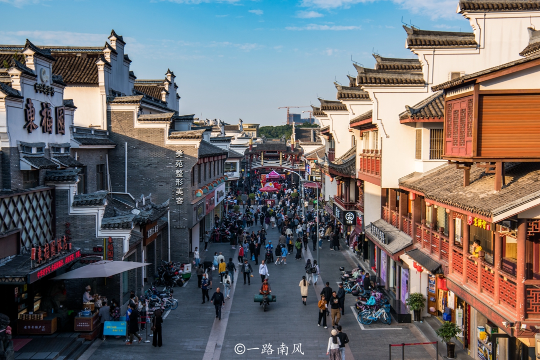 浙江宁波最热闹的步行街,每天游人如织,感觉像在赶古代的大集