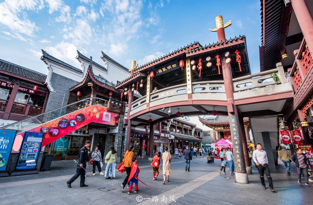 浙江宁波最热闹的步行街，每天游人如织，感觉像在赶古代的大集