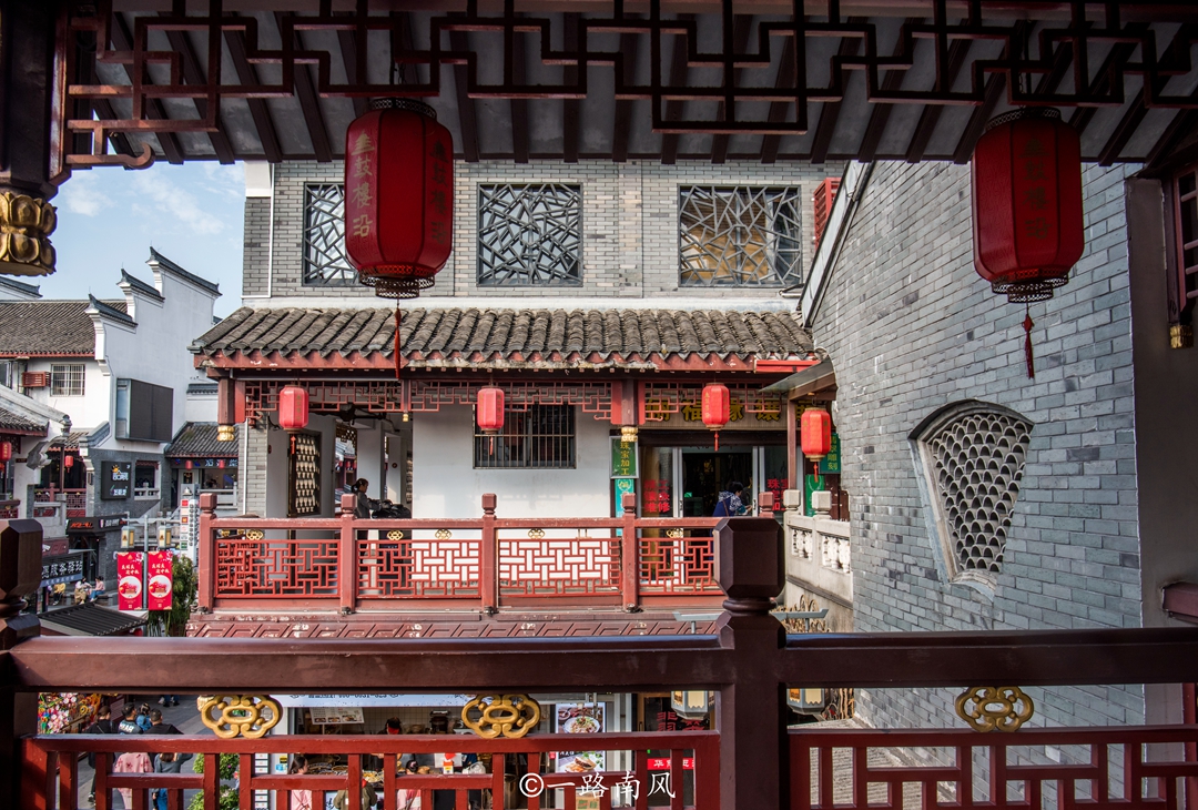 浙江宁波最热闹的步行街，每天游人如织，感觉像在赶古代的大集