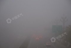 四川天气冬至已至 雾锁果