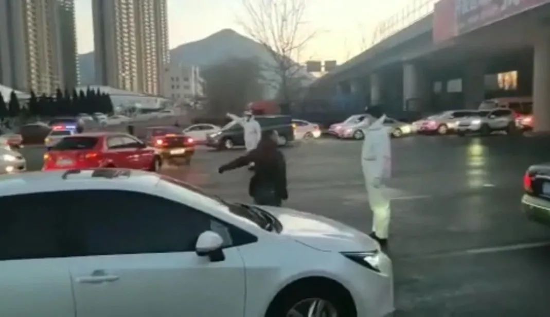 大连一区实施进出交通管控,火车站只进不出