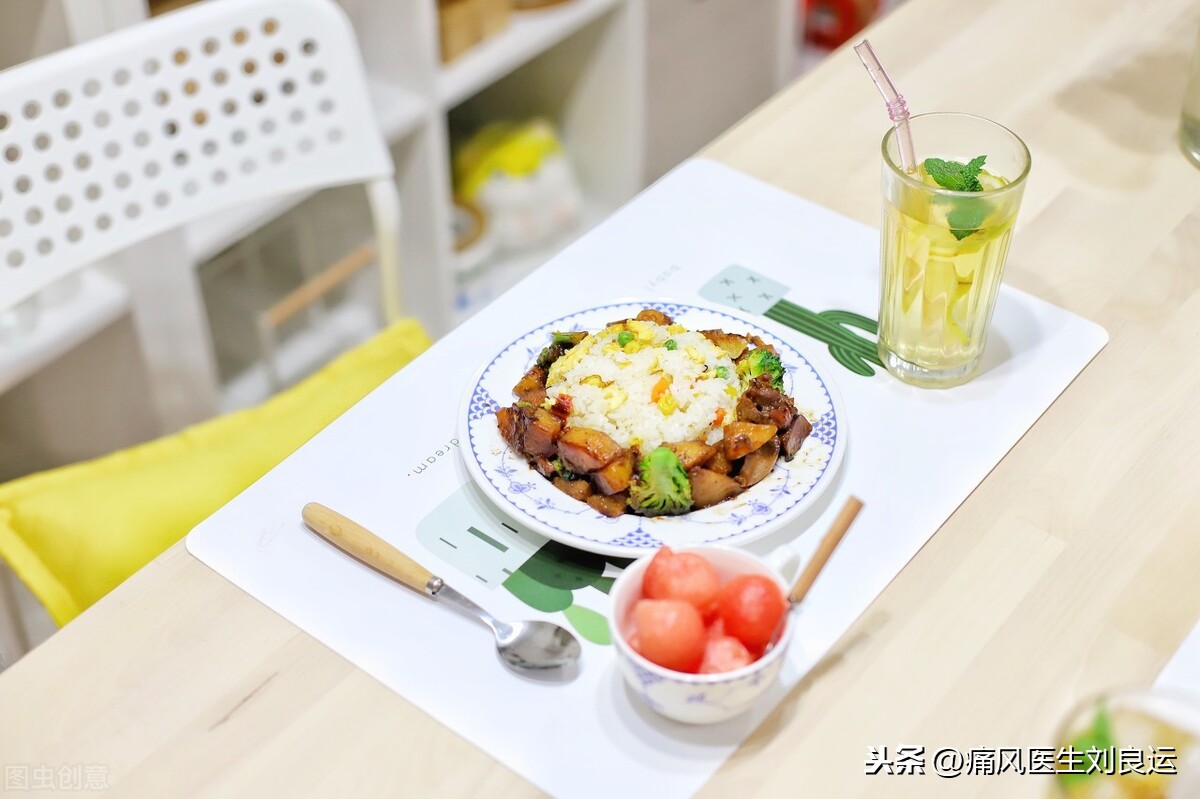 痛风不只是吃出来的病,医生教您避开尿酸高导致痛风的诱因