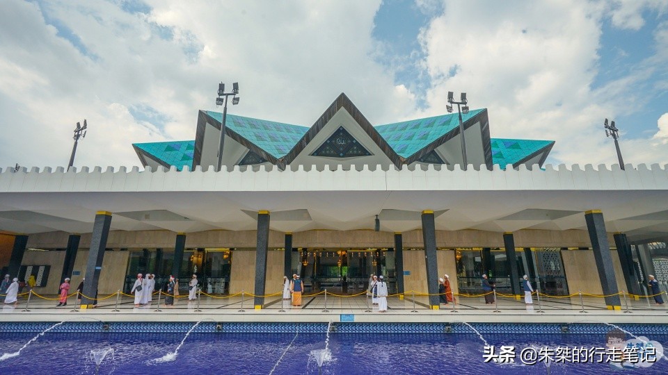 东南亚最大的清真寺,没有巨大的“洋葱头”,长袍光脚是游客标配