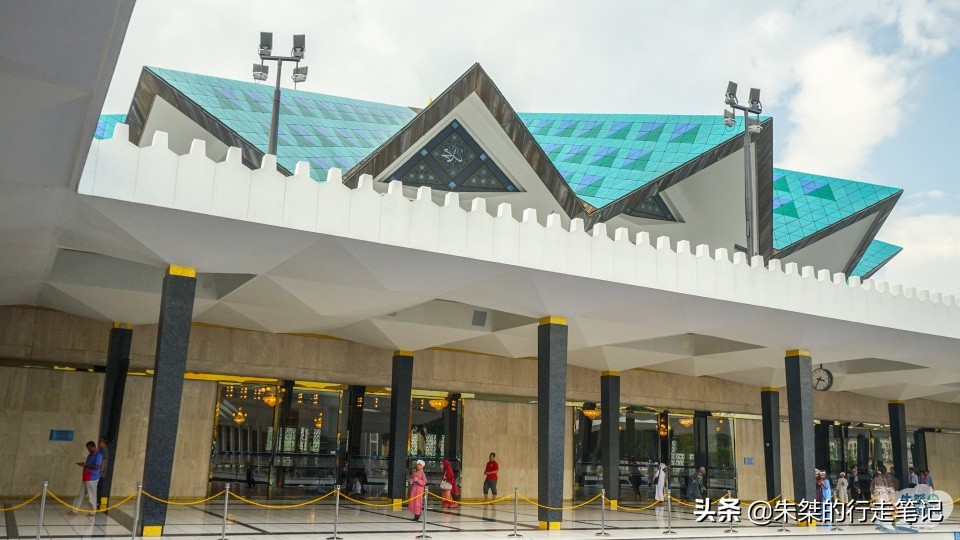 东南亚最大的清真寺,没有巨大的“洋葱头”,长袍光脚是游客标配