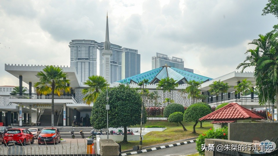 东南亚最大的清真寺,没有巨大的“洋葱头”,长袍光脚是游客标配