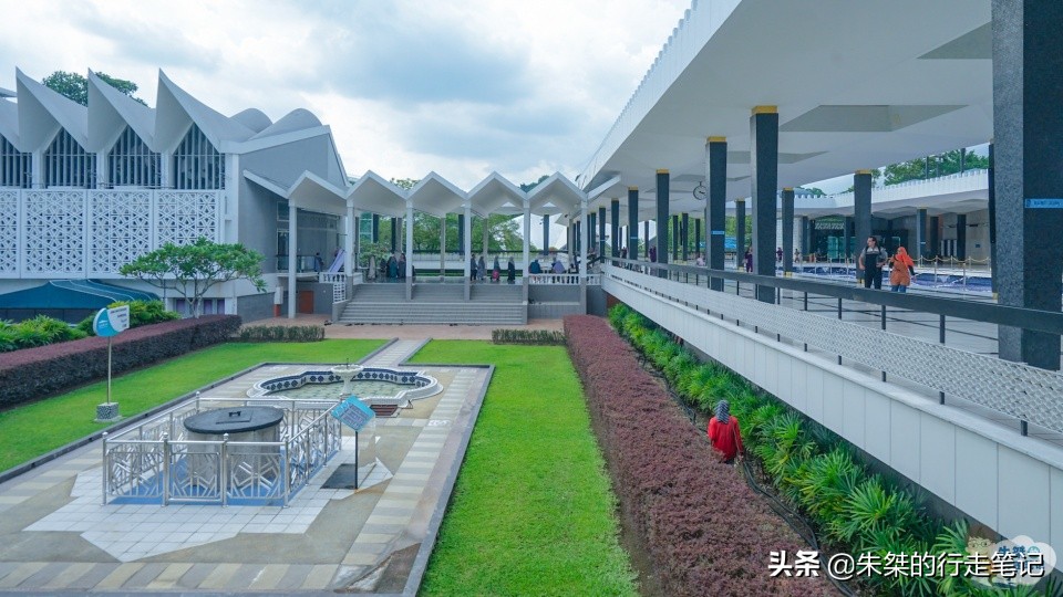 东南亚最大的清真寺,没有巨大的“洋葱头”,长袍光脚是游客标配