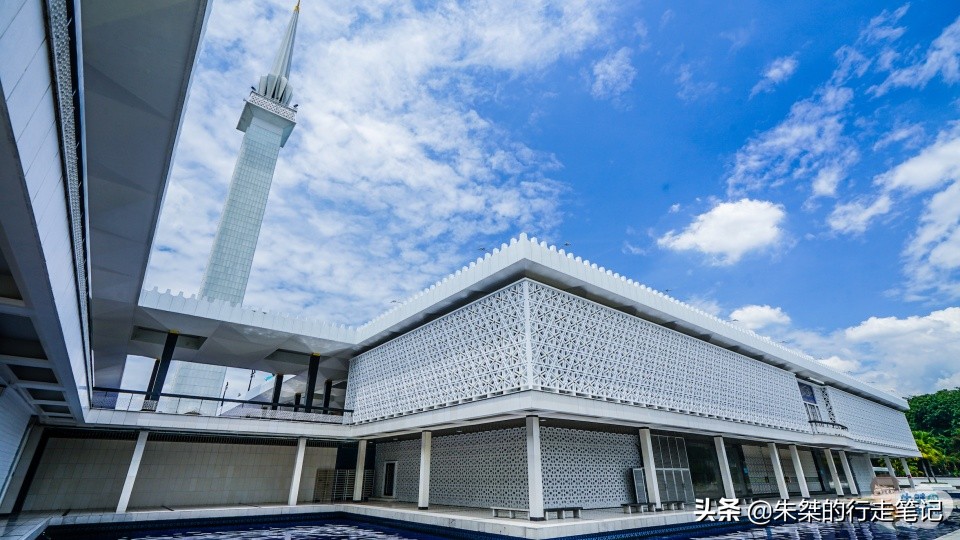 东南亚最大的清真寺,没有巨大的“洋葱头”,长袍光脚是游客标配