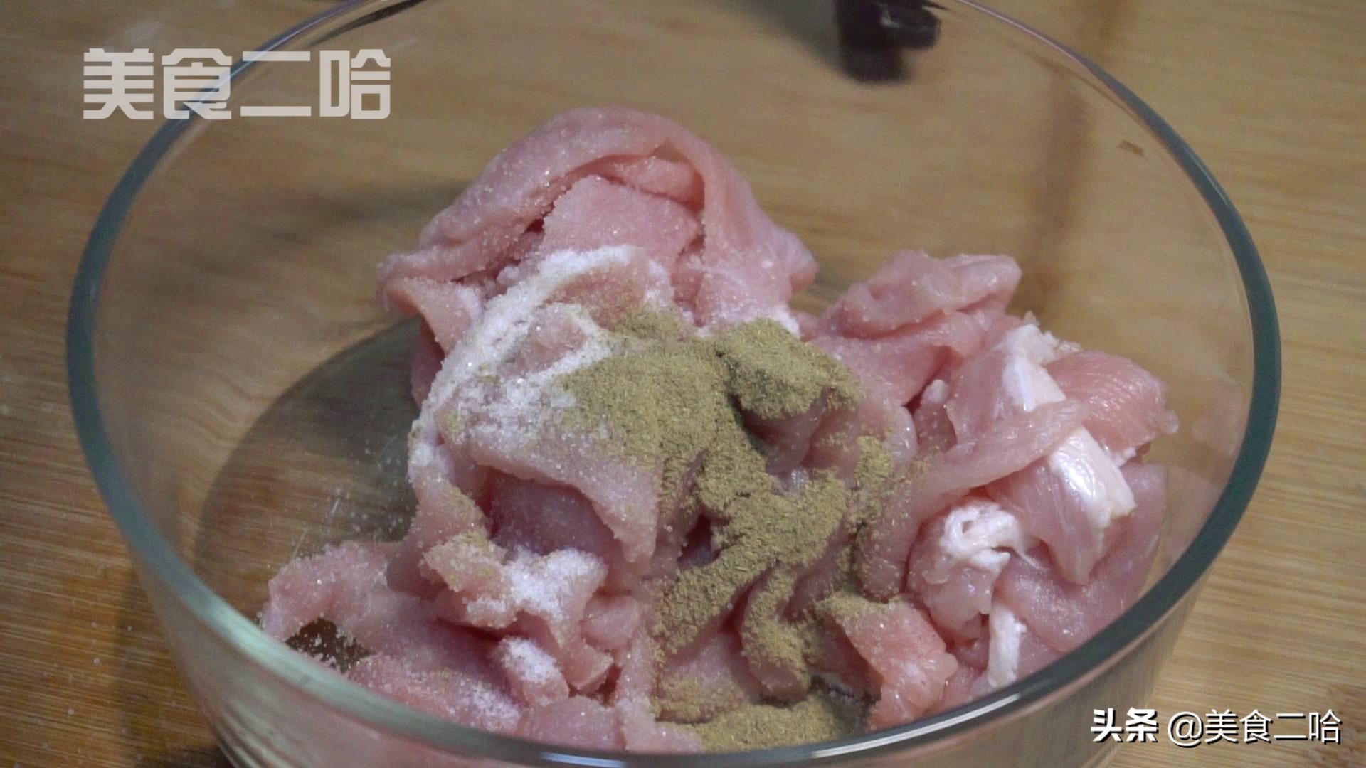 炸酥肉时,记住别乱用淀粉和面粉,多年经验分享,味道正宗又好吃