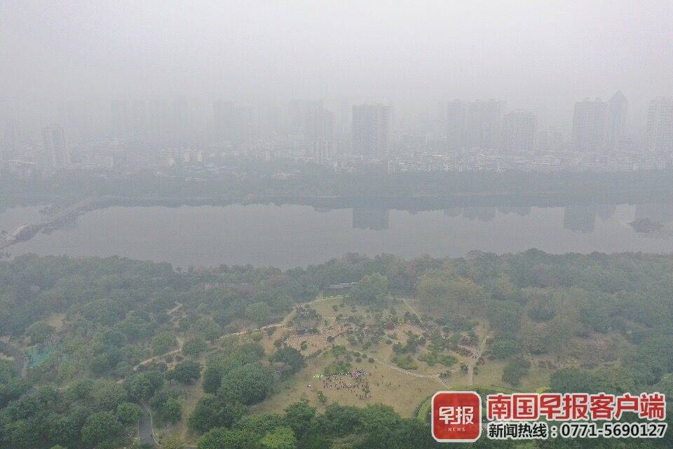 雾锁邕城！太阳被逼迫“下线”，广西回归雨雾天气