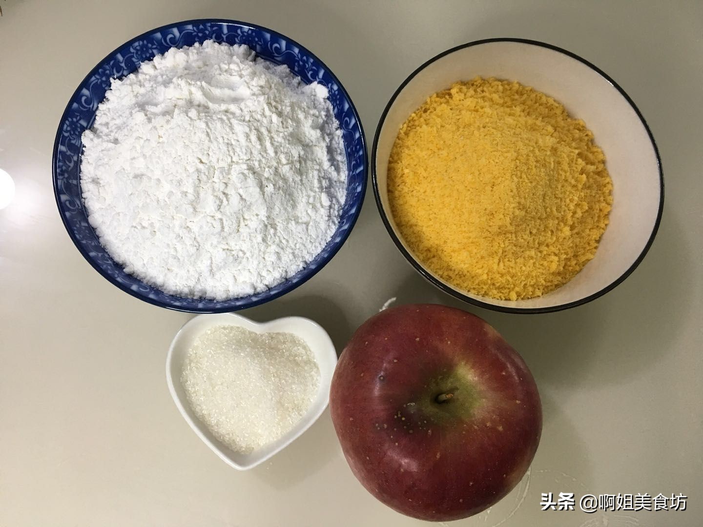 苹果别啃着吃了,简单一做,软糯香甜,营养又解馋