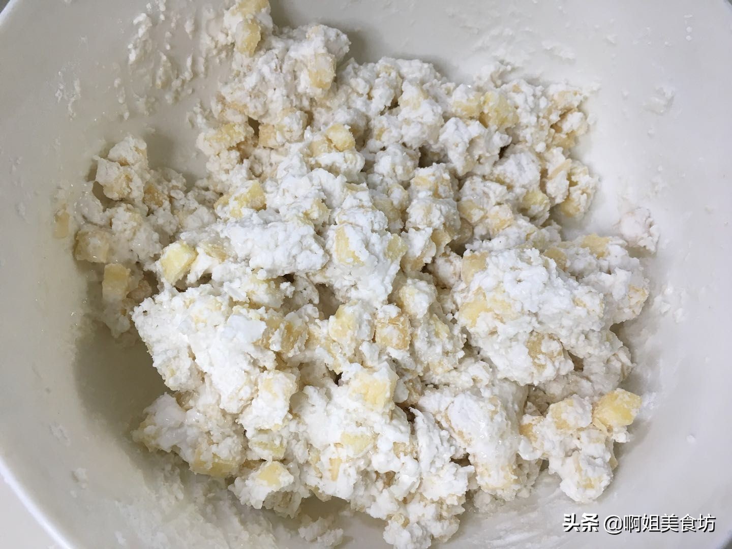 苹果别啃着吃了,简单一做,软糯香甜,营养又解馋