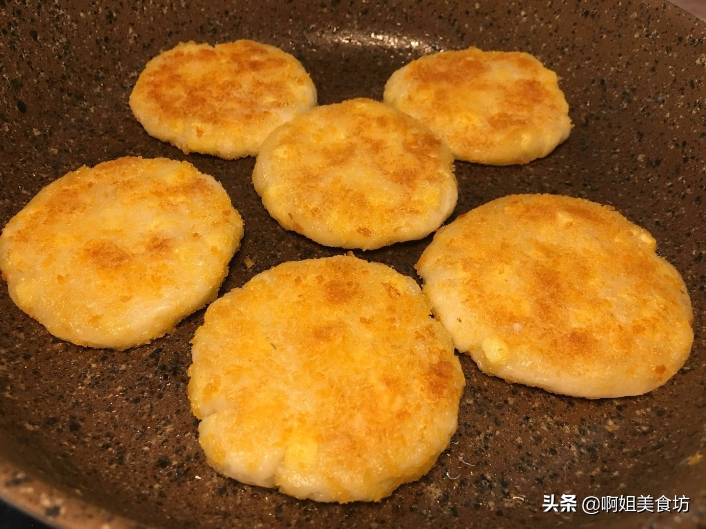苹果别啃着吃了,简单一做,软糯香甜,营养又解馋