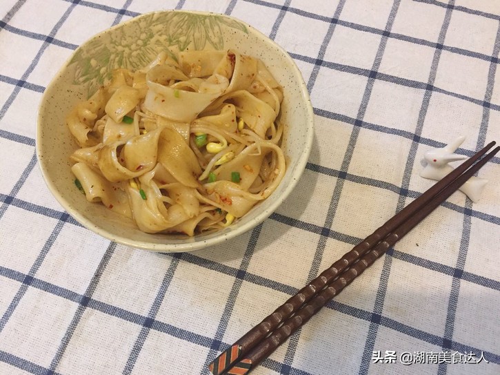 做油泼面时,直接泼油不对,牢记这两个小窍门,油泼面鲜香筋道
