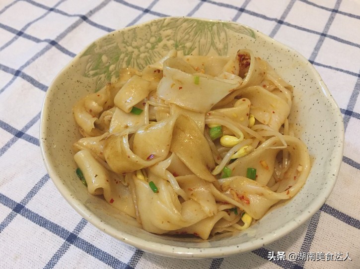 做油泼面时,直接泼油不对,牢记这两个小窍门,油泼面鲜香筋道