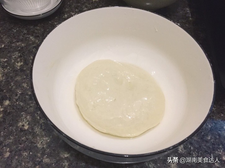做油泼面时,直接泼油不对,牢记这两个小窍门,油泼面鲜香筋道