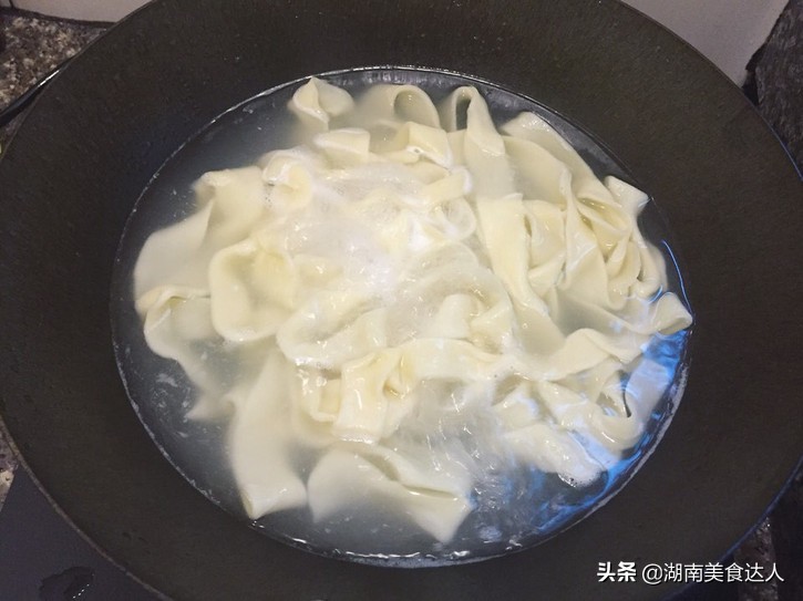 做油泼面时,直接泼油不对,牢记这两个小窍门,油泼面鲜香筋道
