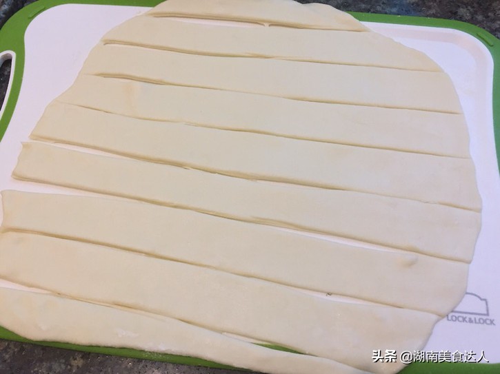 做油泼面时,直接泼油不对,牢记这两个小窍门,油泼面鲜香筋道