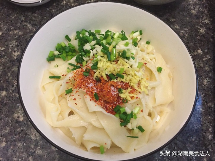 做油泼面时,直接泼油不对,牢记这两个小窍门,油泼面鲜香筋道