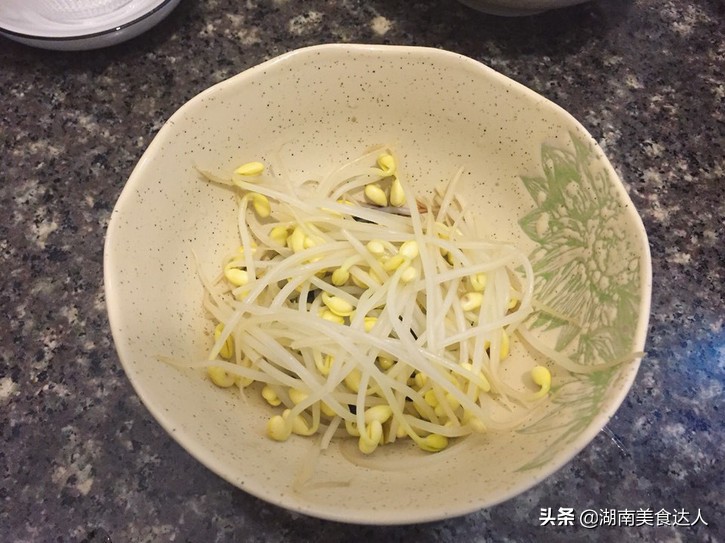 做油泼面时,直接泼油不对,牢记这两个小窍门,油泼面鲜香筋道