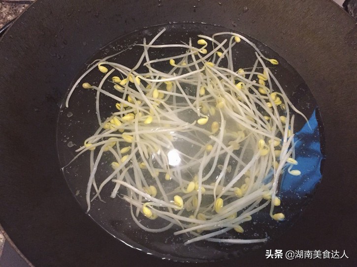 做油泼面时,直接泼油不对,牢记这两个小窍门,油泼面鲜香筋道