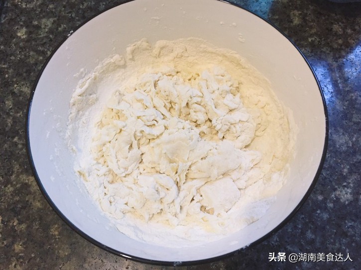 做油泼面时,直接泼油不对,牢记这两个小窍门,油泼面鲜香筋道