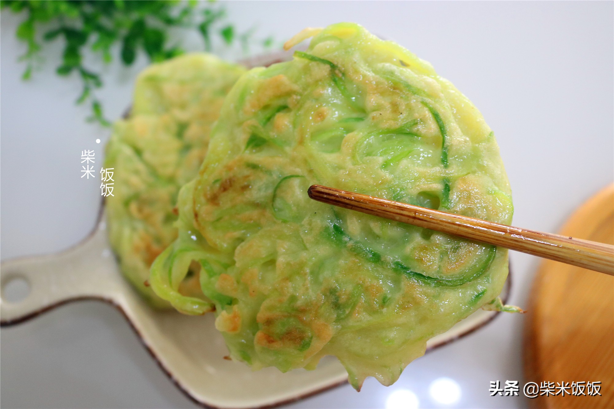 秋后萝卜正水灵,用来烙饼真好吃,软嫩鲜香,孩子早餐吃两个