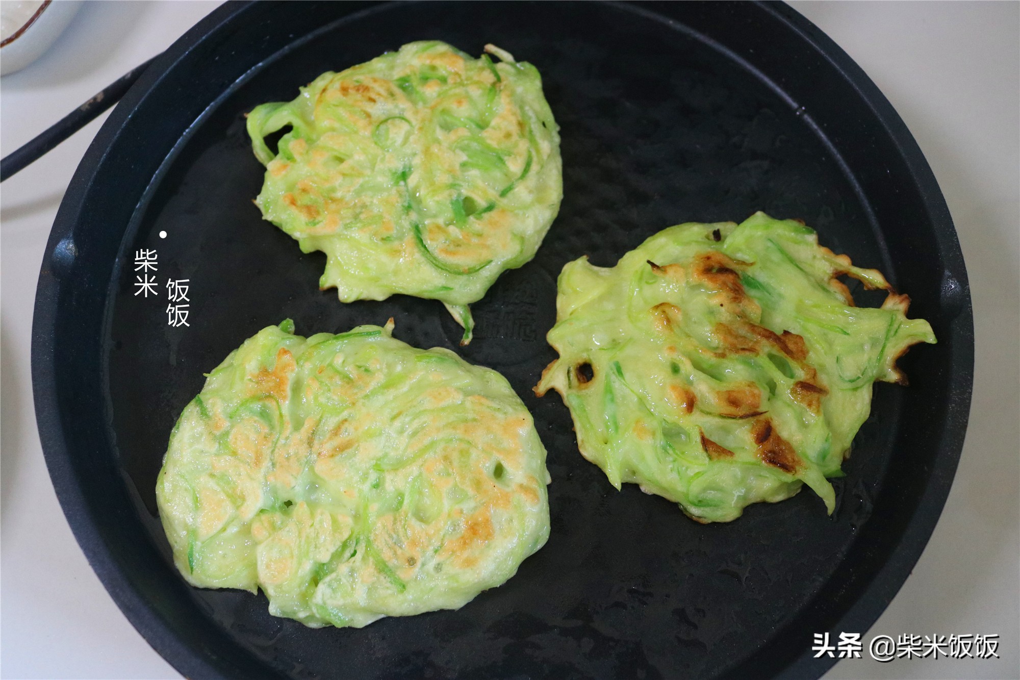 秋后萝卜正水灵,用来烙饼真好吃,软嫩鲜香,孩子早餐吃两个