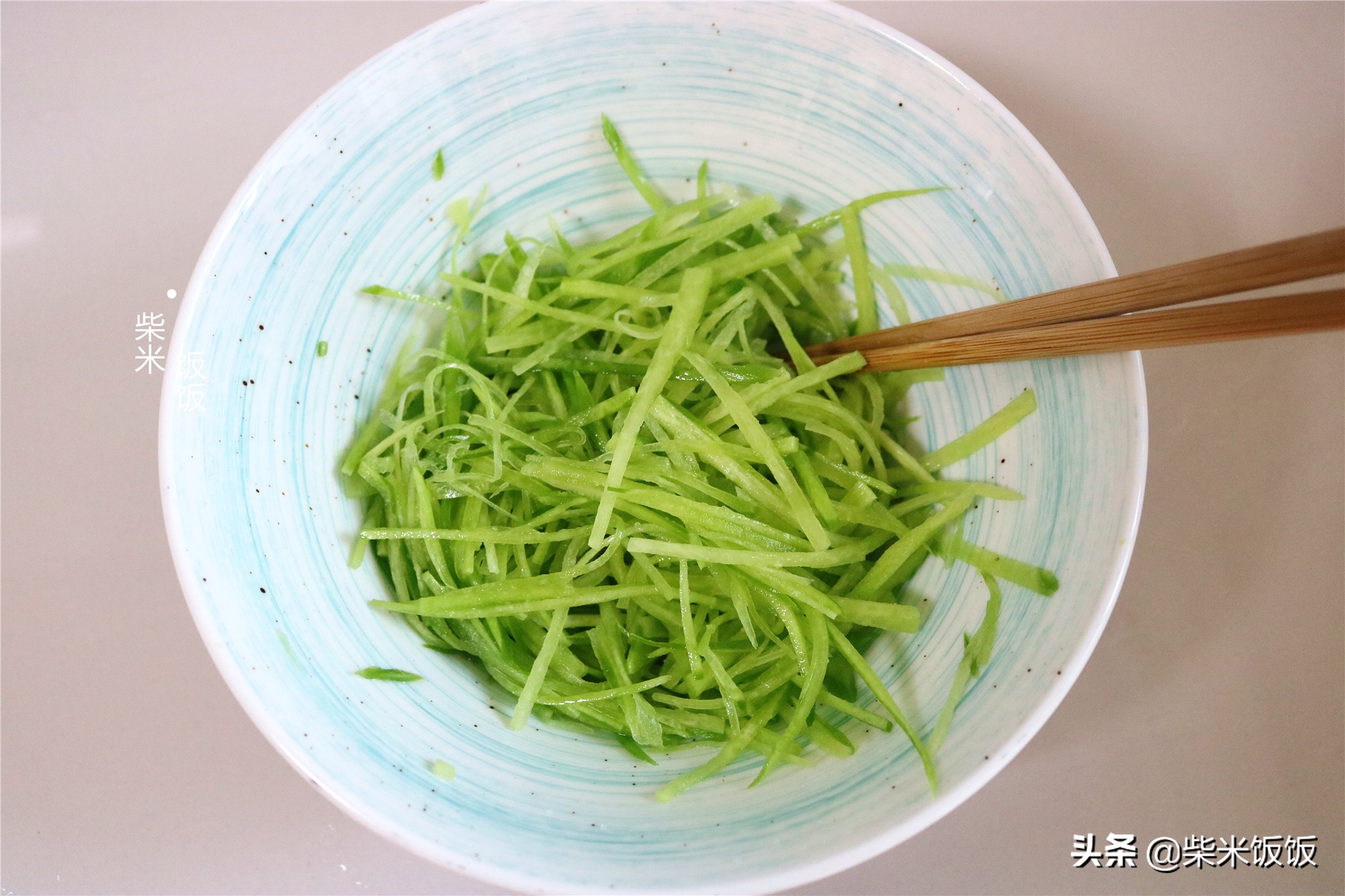 秋后萝卜正水灵,用来烙饼真好吃,软嫩鲜香,孩子早餐吃两个