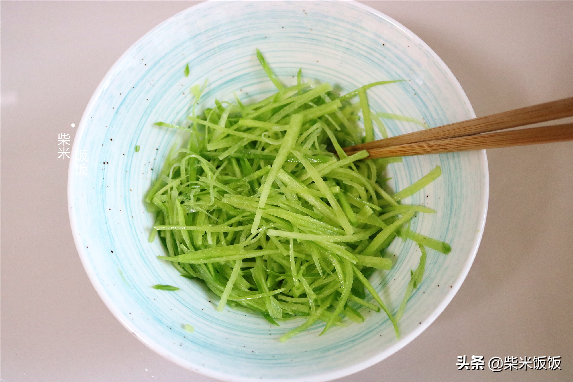 秋后萝卜正水灵，用来烙饼真好吃，软嫩鲜香，孩子早餐吃两个