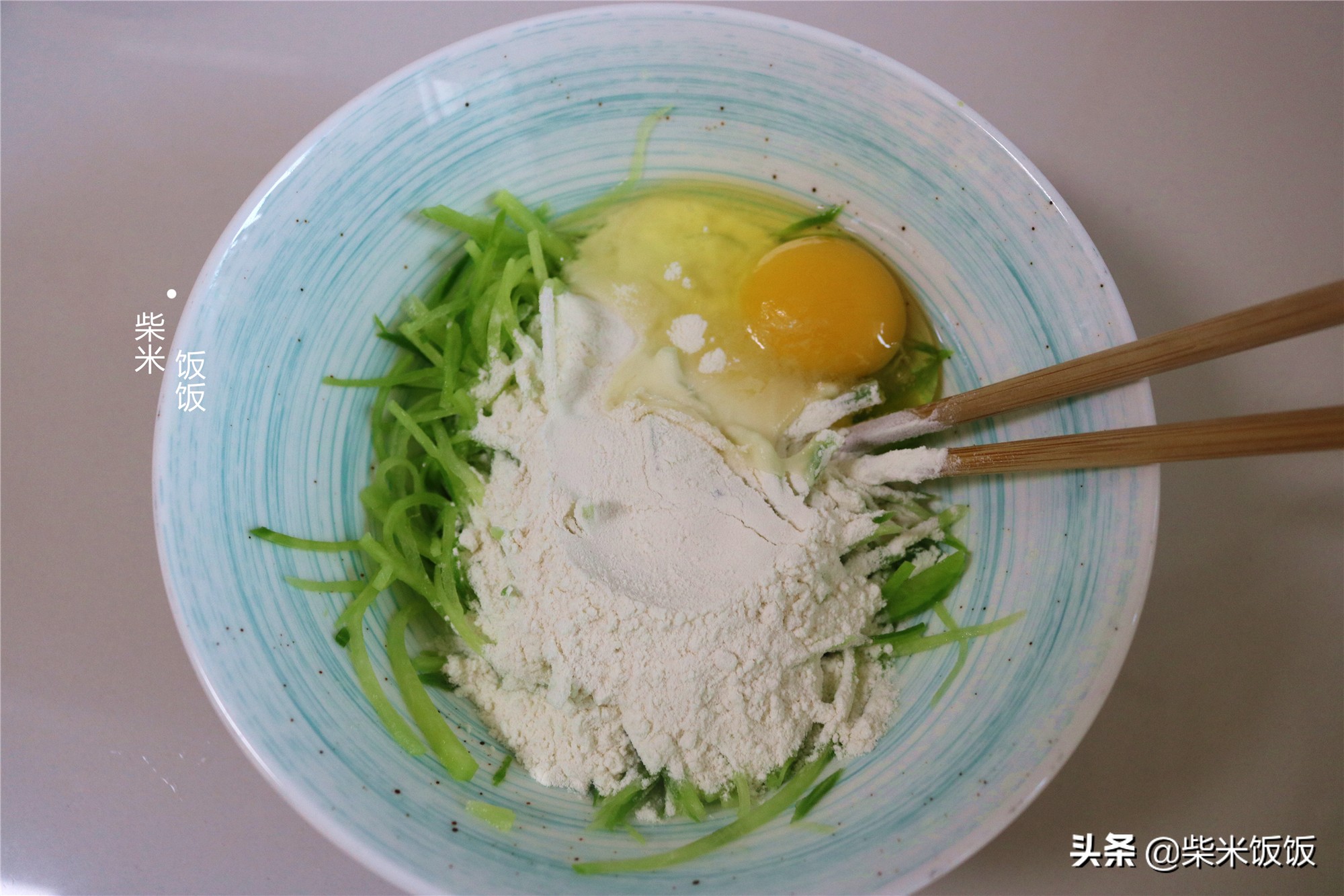 秋后萝卜正水灵,用来烙饼真好吃,软嫩鲜香,孩子早餐吃两个