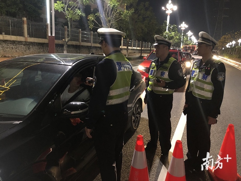 把交通安全知识带到身边,东莞交警大力整治交通违法