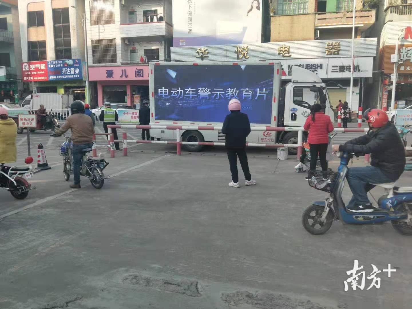 把交通安全知识带到身边,东莞交警大力整治交通违法